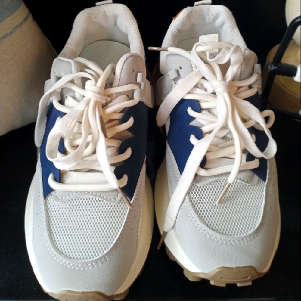 Women's tennis shoes